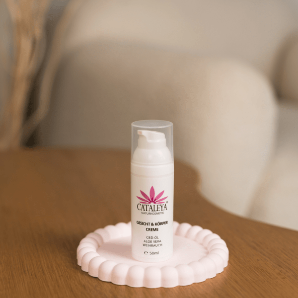 Abszesse, Aloe Vera, antiseptisch, beruhigt, biologisch, Bioqualität, Boswellia-Säure, Cannabidiol, CATALEYA, Cbd, CBD ÖL, Ekzeme, entzündungshemmend, Entzündungslindernd, Fette, Flavonoide, Gereizt, GESICHT, Gesichtscreme, Hanfpflanze, Hanfsamenöl, Haut, Hautbild, Hautirritation, Hautproblem, Hanfkosmetik, Hautverträglichkeit, Herpes, Hochwertig, Inhaltsstoffe, intensiv, Isolate, Körper, Körpercreme, Kosmetik, Kosmetiklinie, Kühlend, Nachhaltigkeit, Narbenbildung, Hanf, Neurodermitis, Nutzhanf, Öl, Österreich, Pflanzenöle, Pflanzenstoffe, pflanzlich, Pflegecreme, pflegt, Pickel, Regeneration, Regulierend, Säureschutzmantel, Schmerzlindernd, Schuppenflechte, Spektrum, Talgdrüse, Unterstützung, Vitamin E, vollspektrum, Weihrauch, Wunden, Narben, Akne, Pickel, Aloe Vera Gel, Biokosmetik, veganekosmetik, Creme, Salbe, Wundcreme, Heilpflanzen