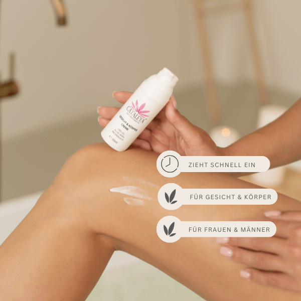 Eine Hand trägt weiße Creme auf ein Bein auf. Daneben wird der weiße Pumpspender der Cataleya CBD Gesicht & Körper Creme gehalten. Text-Einblendungen: Zieht schnell ein, Für Gesicht & Körper, Für Frauen & Männer.