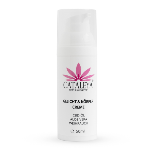 Weiße Spenderflasche der Cataleya Naturkosmetik Gesicht & Körper Creme mit CBD-Öl, Aloe Vera und Weihrauch vor weißem Hintergrund