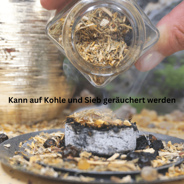 Eine Hand schüttet die Kräutermischung Hol dir Kraft aus einem Glasfläschchen auf eine glimmende Kohle-Räuchertablette. Text im Bild: Kann auf Kohle und Sieb geräuchert werden.