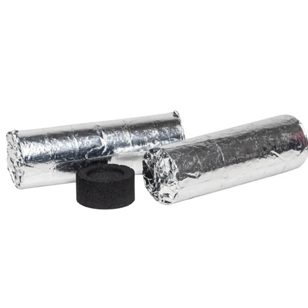 Verpackte Räucherkohletabletten mit einer ausgepackten Tablette.