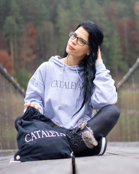 Merchandise, Shooting, CITY, Gleisdorf, CATALEYA, Naturprodukte, Pulli, Foto, Eisner Fotografie, brücke, hängebrücke, Kärnten, bianca,