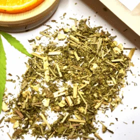 Lose Hanftee-Mischung neben Orange und CATALEYA Verpackung.