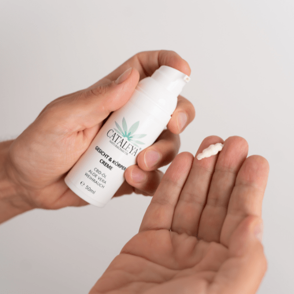 Abszesse, Aloe Vera, antiseptisch, beruhigt, biologisch, Bioqualität, Boswellia-Säure, Cannabidiol, CATALEYA, Cbd, CBD ÖL, Ekzeme, entzündungshemmend, Entzündungslindernd, Fette, Flavonoide, Gereizt, GESICHT, Gesichtscreme, Hanfpflanze, Hanfsamenöl, Haut, Hautbild, Hautirritation, Hautproblem, Hanfkosmetik, Hautverträglichkeit, Herpes, Hochwertig, Inhaltsstoffe, intensiv, Isolate, Körper, Körpercreme, Kosmetik, Kosmetiklinie, Kühlend, Nachhaltigkeit, Narbenbildung, Hanf, Neurodermitis, Nutzhanf, Öl, Österreich, Pflanzenöle, Pflanzenstoffe, pflanzlich, Pflegecreme, pflegt, Pickel, Regeneration, Regulierend, Säureschutzmantel, Schmerzlindernd, Schuppenflechte, Spektrum, Talgdrüse, Unterstützung, Vitamin E, vollspektrum, Weihrauch, Wunden, Narben, Akne, Pickel, Aloe Vera Gel, Biokosmetik, veganekosmetik, Creme, Salbe, Wundcreme, Heilpflanzen, Männer, Bart, Rasieren,