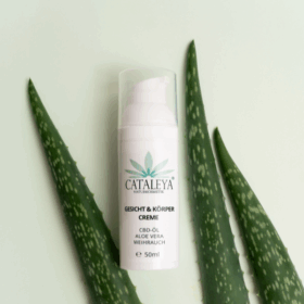 Abszesse, Aloe Vera, antiseptisch, beruhigt, biologisch, Bioqualität, Boswellia-Säure, Cannabidiol, CATALEYA, Cbd, CBD ÖL, Ekzeme, entzündungshemmend, Entzündungslindernd, Fette, Flavonoide, Gereizt, GESICHT, Gesichtscreme, Hanfpflanze, Hanfsamenöl, Haut, Hautbild, Hautirritation, Hautproblem, Hanfkosmetik, Hautverträglichkeit, Herpes, Hochwertig, Inhaltsstoffe, intensiv, Isolate, Körper, Körpercreme, Kosmetik, Kosmetiklinie, Kühlend, Nachhaltigkeit, Narbenbildung, Hanf, Neurodermitis, Nutzhanf, Öl, Österreich, Pflanzenöle, Pflanzenstoffe, pflanzlich, Pflegecreme, pflegt, Pickel, Regeneration, Regulierend, Säureschutzmantel, Schmerzlindernd, Schuppenflechte, Spektrum, Talgdrüse, Unterstützung, Vitamin E, vollspektrum, Weihrauch, Wunden, Narben, Akne, Pickel, Aloe Vera Gel, Biokosmetik, veganekosmetik, Creme, Salbe, Wundcreme, Heilpflanzen, Männer, Bart, Rasieren,