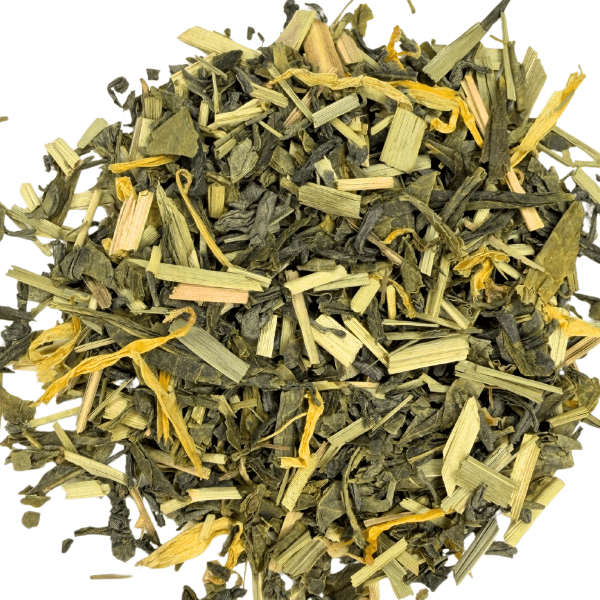 Lose Bio-Teemischung aus grünem Sencha- und Chun-Mee-Tee mit getrockneten Zitronengras-Stücken und gelben Ringelblumenblüten vor weißem Hintergrund.