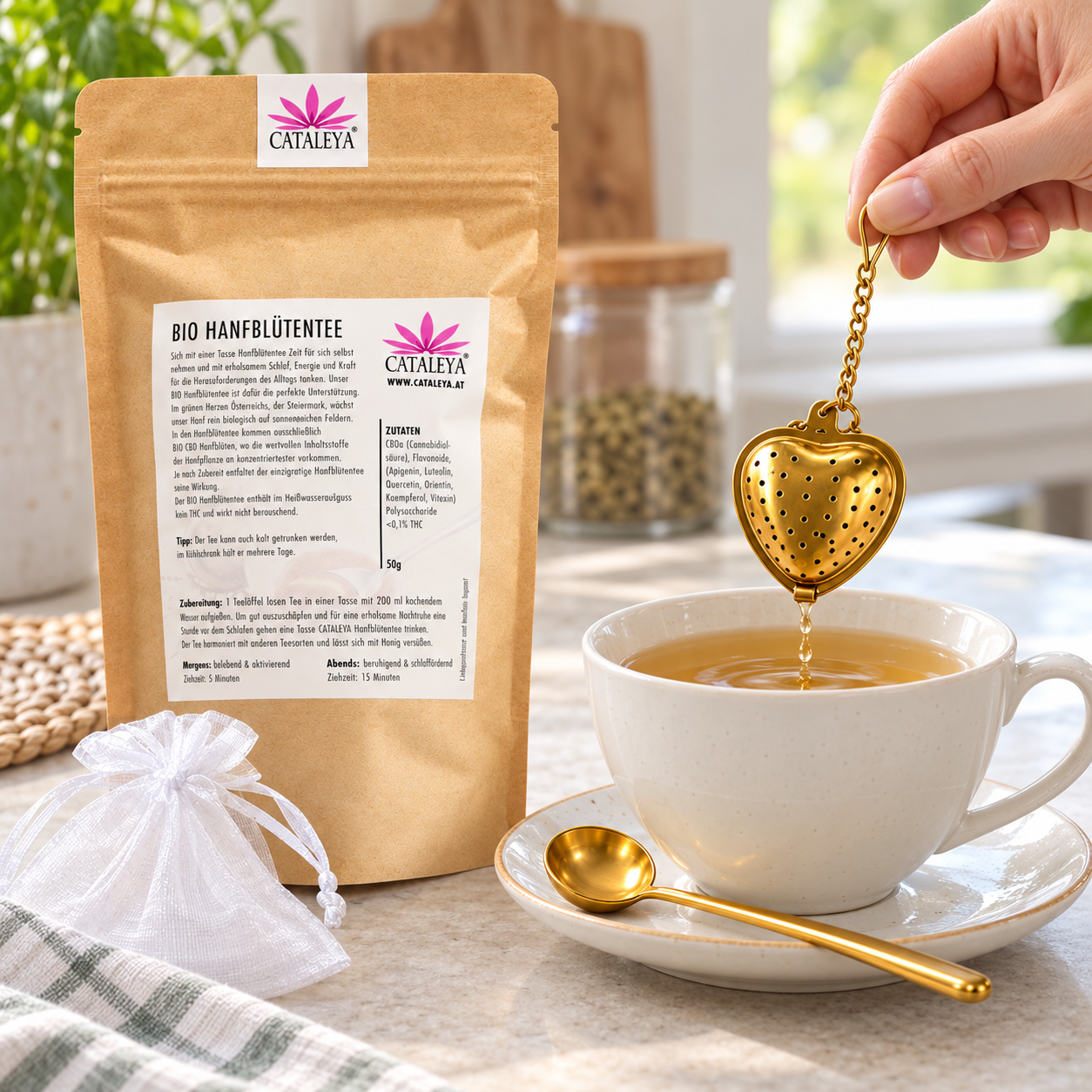 Bio Hanftee Set mit goldenem Herz-Tee-Ei bei der Zubereitung einer Tasse Hanftee