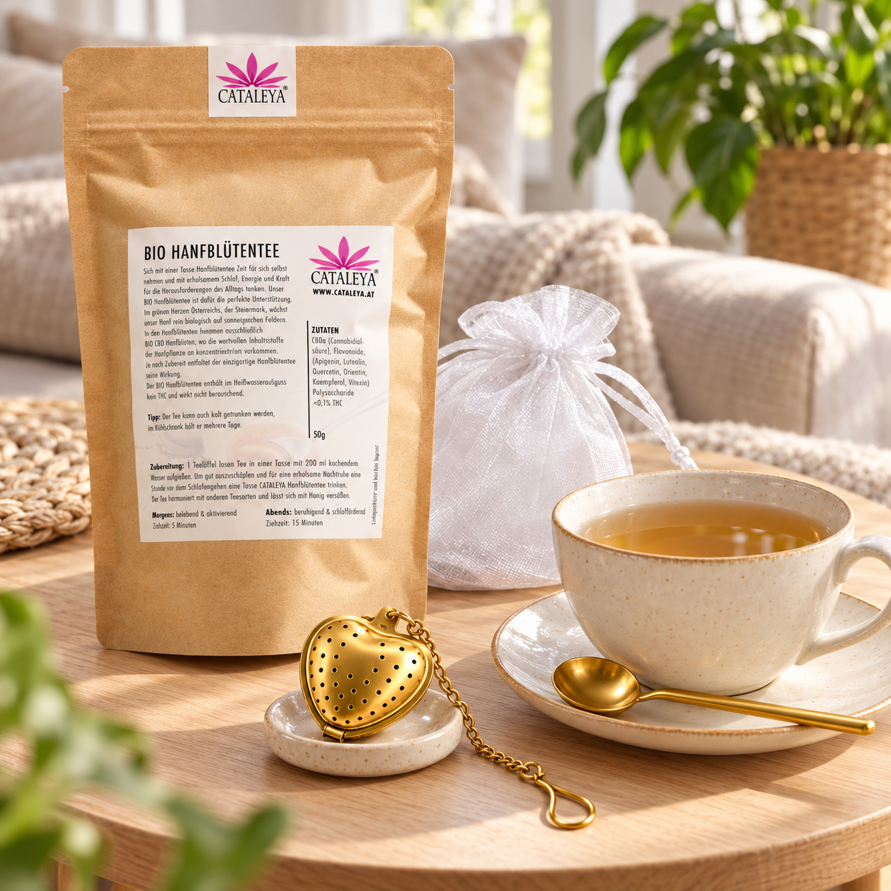 Bio Hanftee Set von CATALEYA mit Herz-Tee-Ei und Teelöffel bei einer gemütlichen Teepause