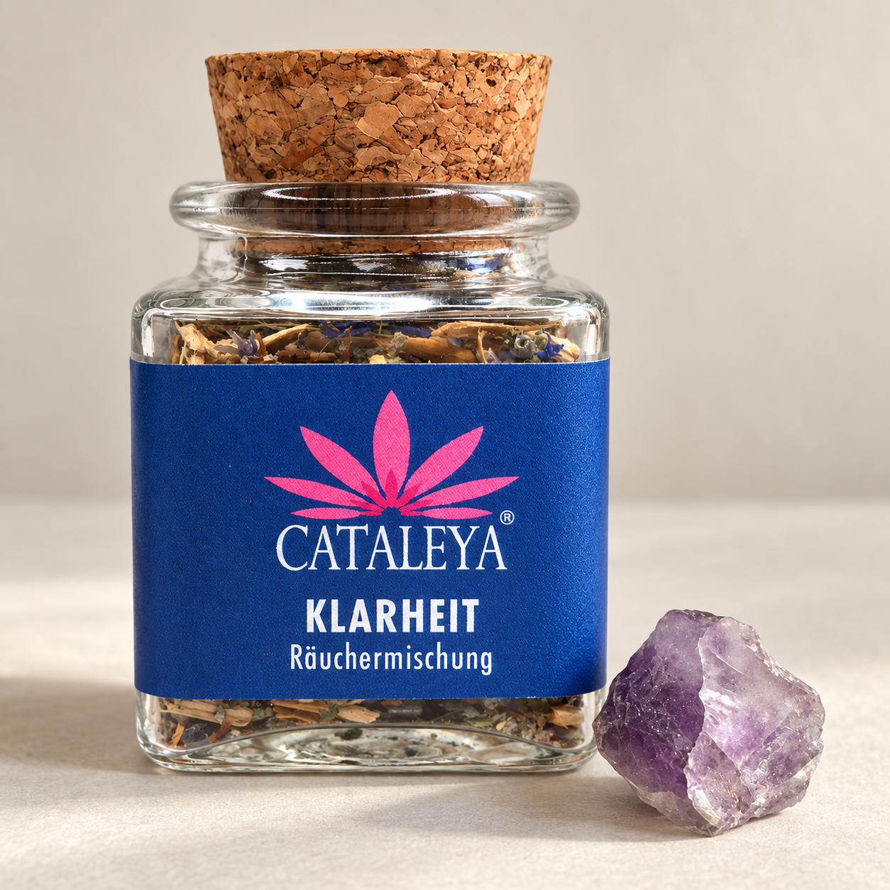 CATALEYA Klarheit-Räuchermischung im Glas mit Korken neben einem Amethyst.